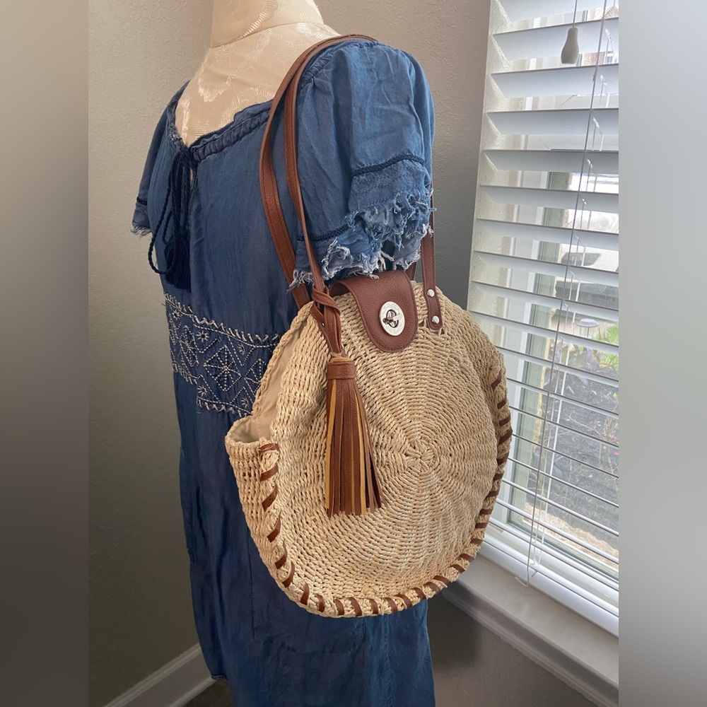 Large Studio Collection Woven Straw Handbag w faux Leather trim & handles